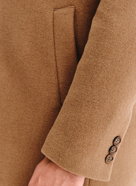 Kamelowy płaszcz męski z odpinaną stójką