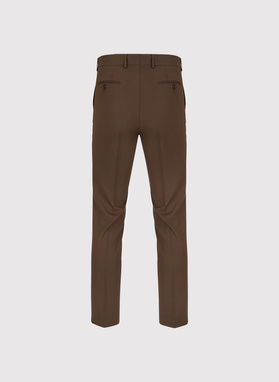 Brązowy garnitur męski