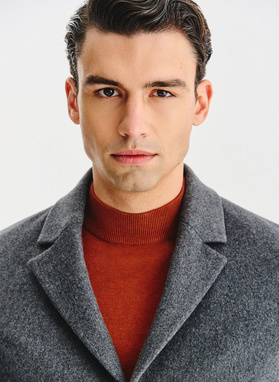 Szary płaszcz z wełną