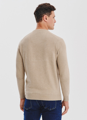 Beżowy sweter męski v-neck
