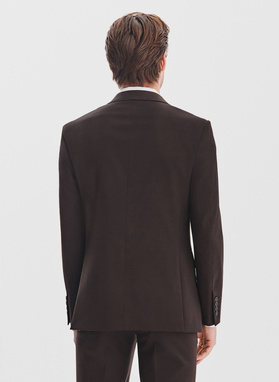 Brązowy garnitur męski