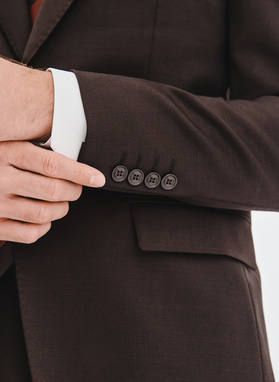 Brązowy garnitur męski