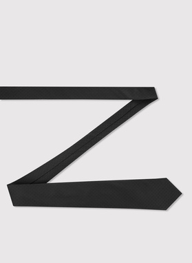 Jedwabny czarny krawat z monogramem PL