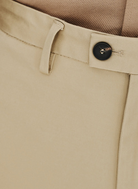 Beżowe spodnie męskie o kroju carrot