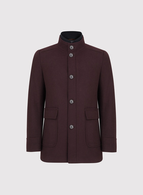 Bordowy płaszcz zapinany na guziki