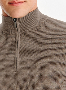 Brązowy sweter z rozpinaną stójką