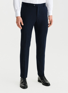 Granatowy garnitur męski