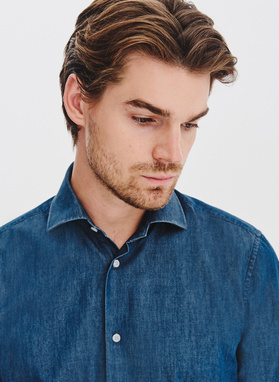 Niebieska koszula jeansowa