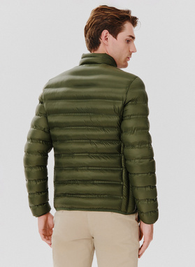 Krótka pikowana kurtka w kolorze zielonym