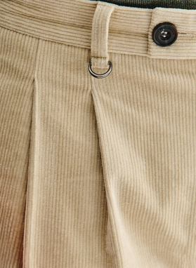 Beżowe spodnie z zakładkami