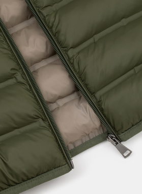 Krótka pikowana kurtka w kolorze zielonym