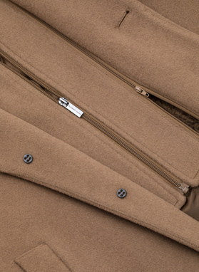 Kamelowy płaszcz męski z odpinaną stójką