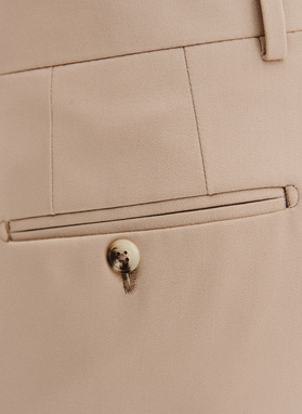 Gładki beżowy garnitur męski