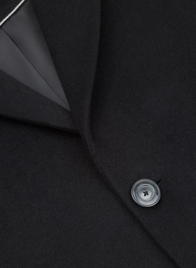 Czarny płaszcz z wełną