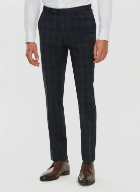 Garnitur męski w kratkę w odcieniu granatowym