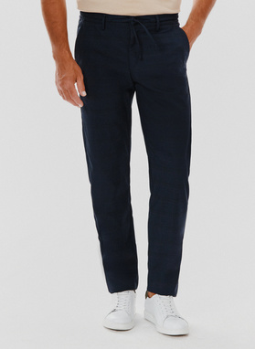 Męskie spodnie w kolorze granatowym w kratę