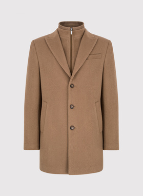 Kamelowy płaszcz męski z odpinaną stójką