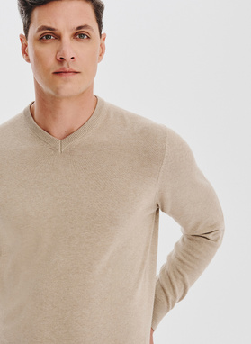 Beżowy sweter męski v-neck