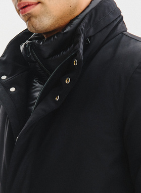 Czarna kurtka z odpinanym kołnierzem