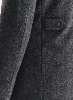 Szary płaszcz zapinany na guziki