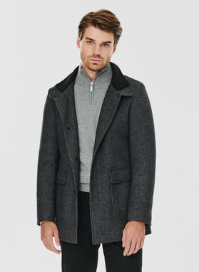 Szary płaszcz męski zapinany na guziki