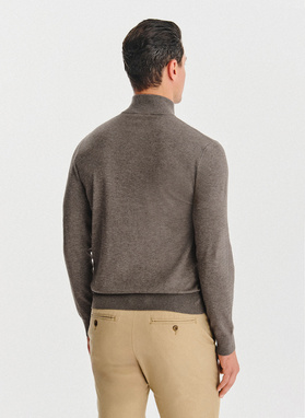 Brązowy sweter z rozpinaną stójką