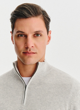 Szary sweter z rozpinaną stójką