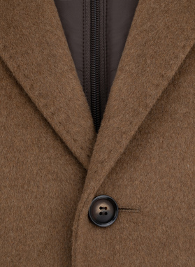 Kamelowy płaszcz męski z odpinaną stójką