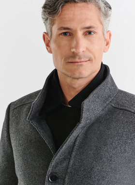 Szary płaszcz zapinany na guziki