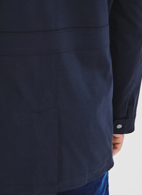 Granatowy płaszcz jesienny