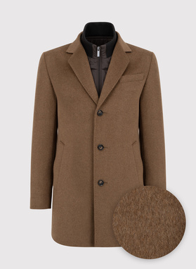 Kamelowy płaszcz męski z odpinaną stójką