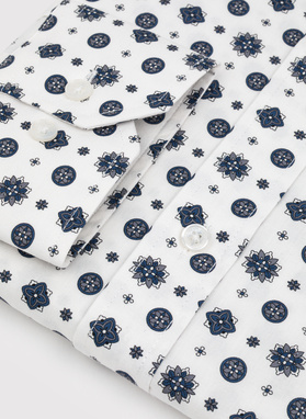 Biała koszula w niebieski wzór geometryczny