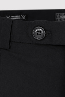 Czarne spodnie z podwiniętą nogawką