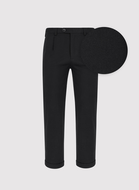 Czarne spodnie z podwiniętą nogawką