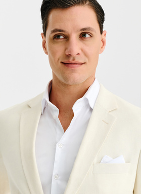 Beżowy garnitur męski z lnem