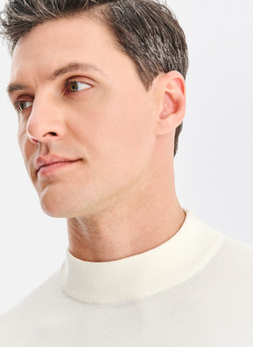 Półgolf męski w białym kolorze