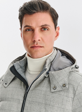 Szara kurtka w kratę z odpinanym kapturem