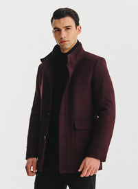 Bordowy płaszcz zapinany na guziki