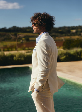 Beżowy garnitur męski z lnem