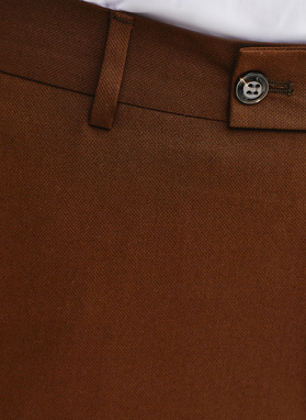 Brązowy garnitur męski