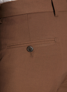 Gładki brązowy garnitur męski