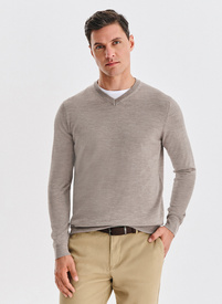 Wełniany sweter w kolorze beżowym