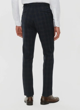 Garnitur męski w kratkę w odcieniu granatowym