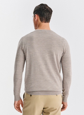 Wełniany sweter w kolorze beżowym