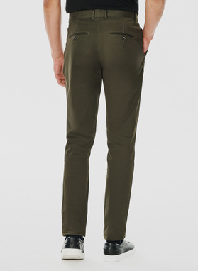 Gładkie spodnie męskie w kolorze zielonym