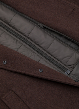 Brązowy płaszcz męski z odpinanym kołnierzem