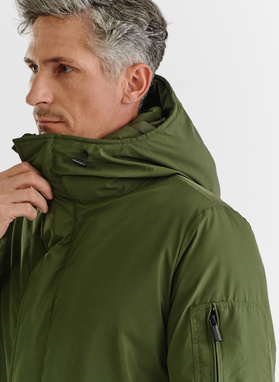 Zimowa kurtka z kapturem w kolorze zielonym