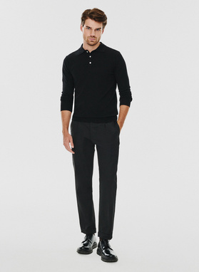 Czarne spodnie z podwiniętą nogawką