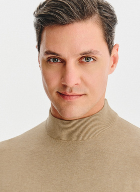 Półgolf męski w beżowym kolorze