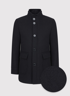 Czarny płaszcz męski zapinany na guziki